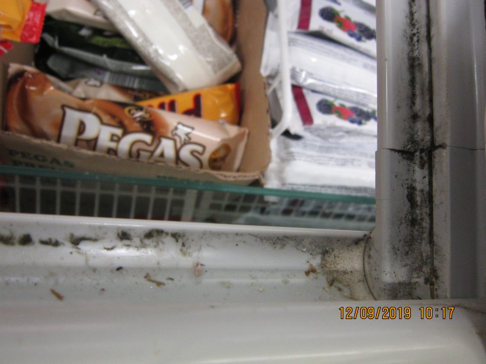 Obvodové a vodiace lišty mraziacej vitríny na nanuky a zmrzliny silne znečistené zaschnutou špinou , omrvinkami, zbytkami potravín,kartónov.