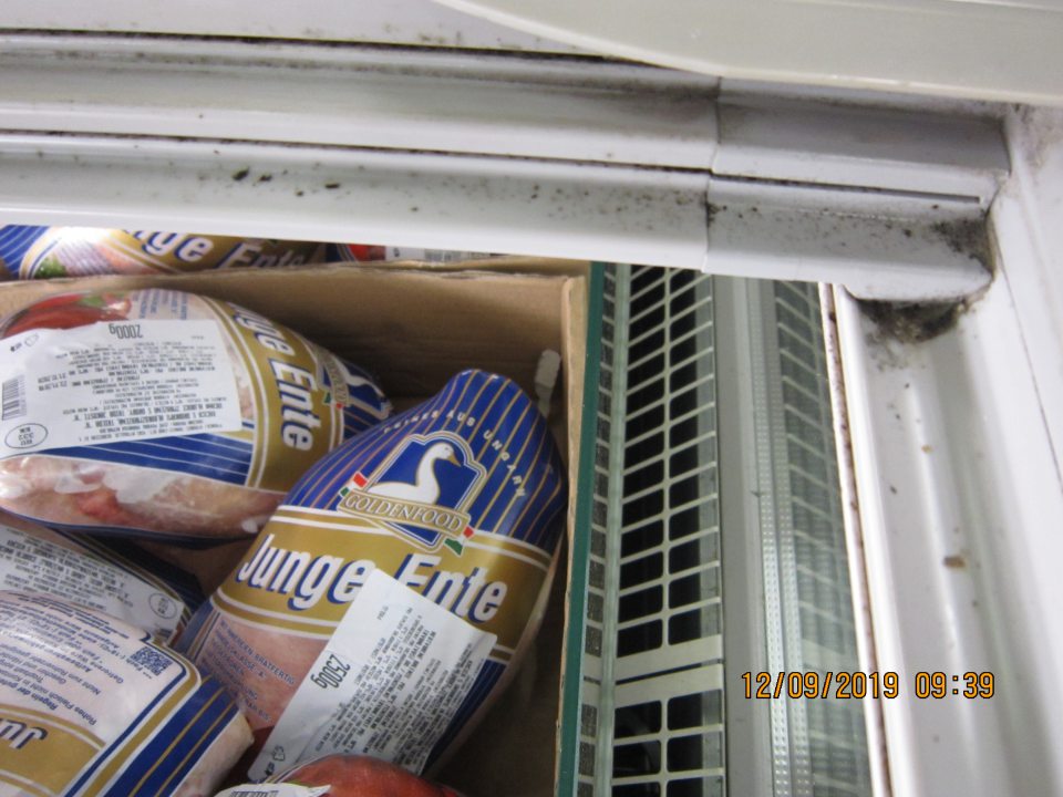 Lišty mraziaceho boxu na hydinu, posuvné dvere po obvode znečistené špinou čiernej farby, prachom.