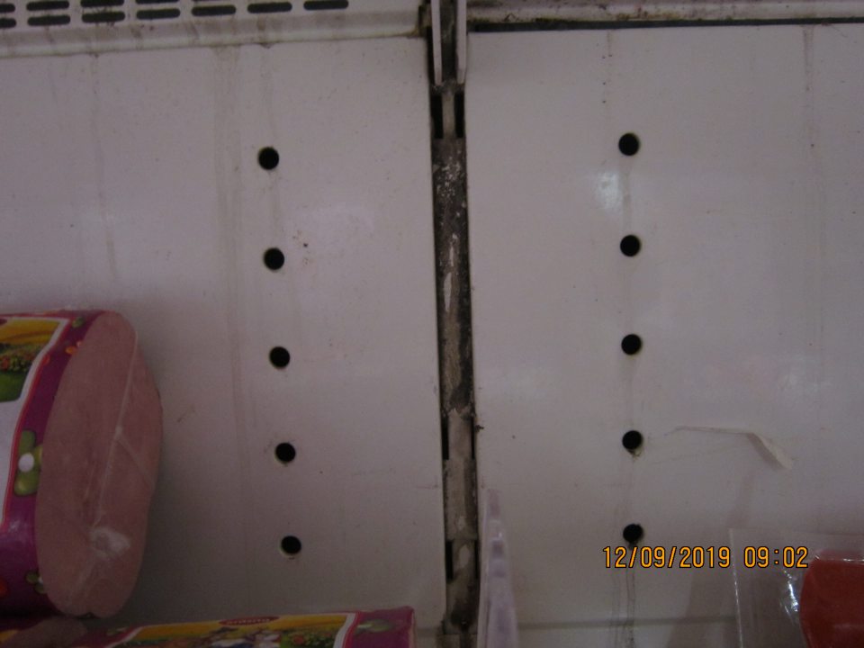 Silne znečistená zadná stena chladiaceho boxu na mäsové výrobky.