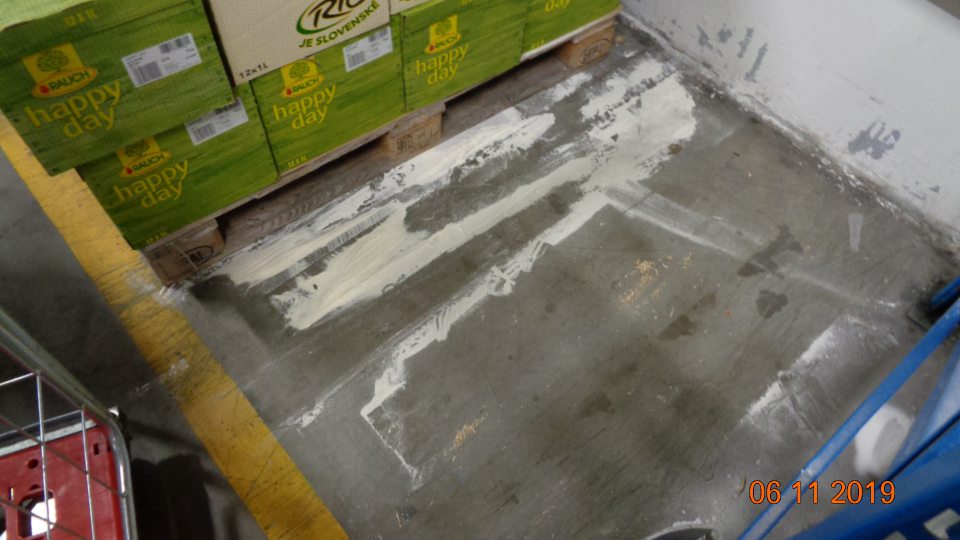 Pod viacerými mobilnými klietkami na uskladnenie múky bola podlaha znečistená rozsypanou múkou.