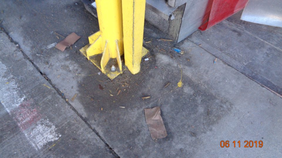  V blízkosti podporných kovových stĺpov na viacerých miestach potečená tekutina a zvýšený výskyt prachu a nečistôt. 