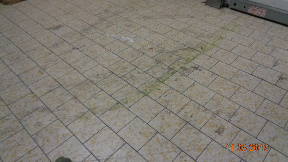 Znečistená podlaha v časti príjmu potravín.