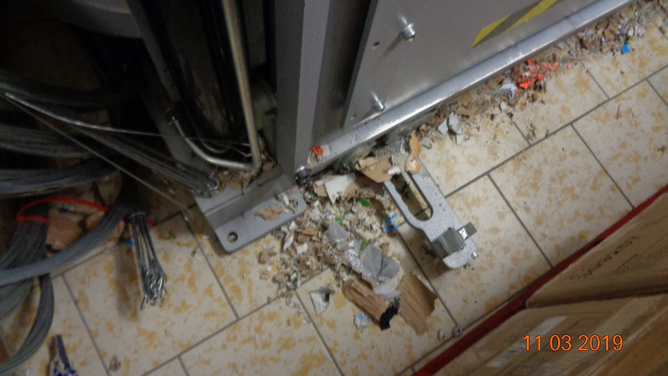 Znečistená podlaha okolo lisu na kartóny.