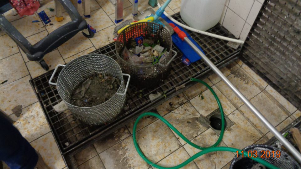  Znečistená výlevka a priestor okolo výlevky.