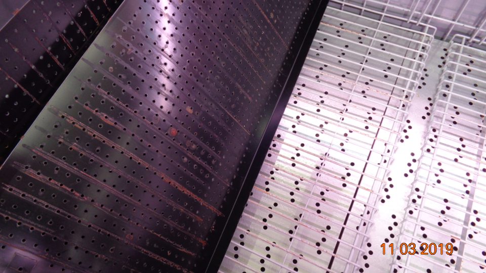 Chladiaci box s uloženým baleným mäsom po otvorení výrazne zapáchal, v spodnej časti pod plastovými krytmi bola zistená zaschnutá potečená krv a šťavy z mäsa.