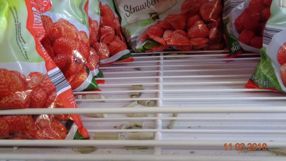 Mraziace boxy s uloženými mrazenými polotovarmi, zeleninou a ovocím boli v spodnej časti znečistené zvyškami potravín.