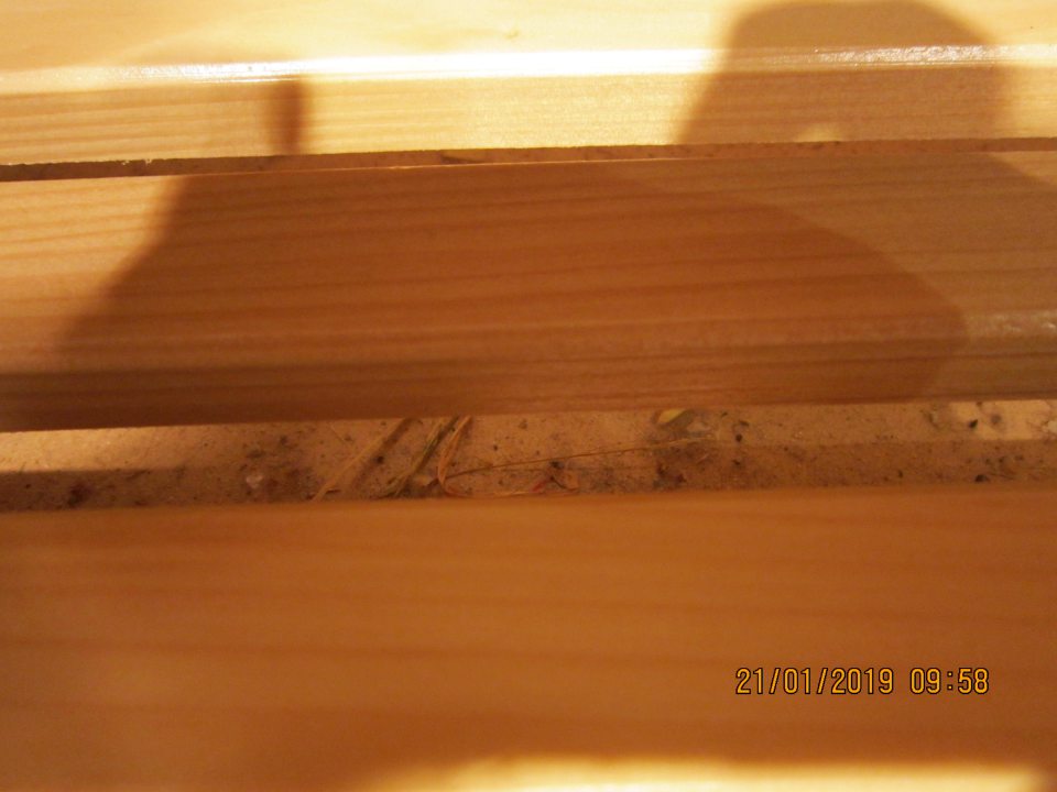 znečistené regále pod balenými vianočkami zbytkami pečiva a zhlukov prachu, spodné časti regálov pod mriežkami sú nadmerne znečistené hrubou vrstvou posypov z pekárenských výrobkov a suchými omrvinkami z pečiva na úseku uloženia pekárenských výrobkov z dopeku