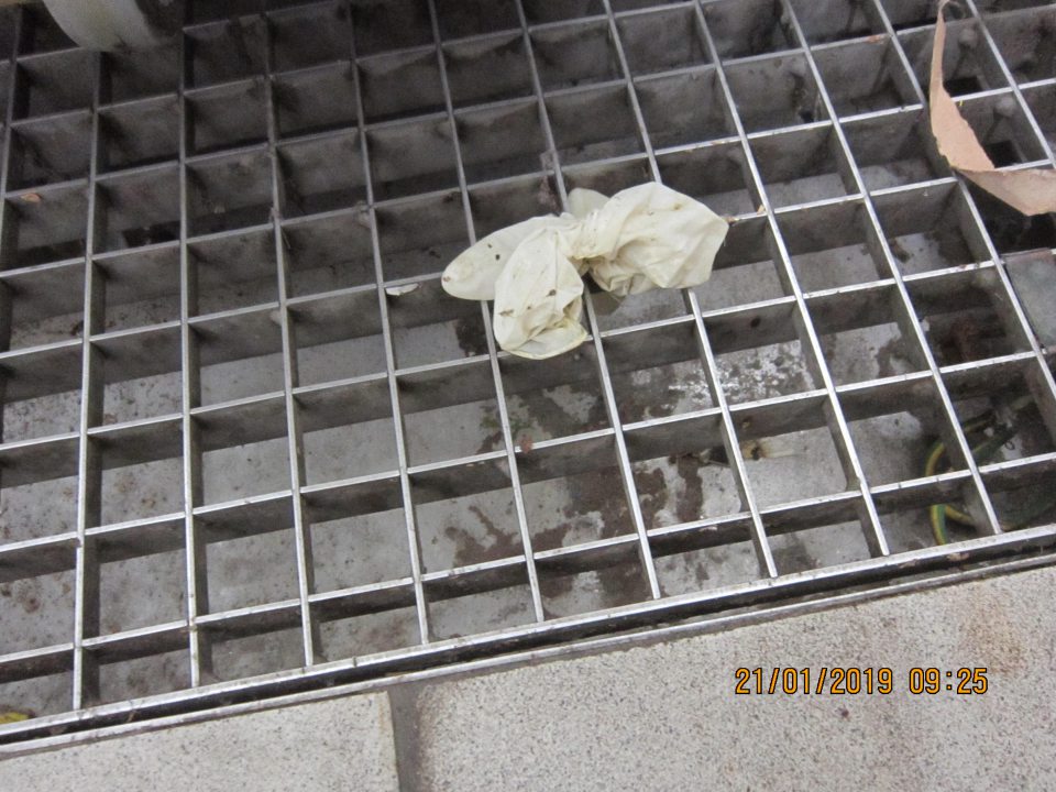 v sklade čistiacich potrieb znečistená odpadová šachta igelitmi, kartómni, mokrou vrstvou piesku a prachu, v sklade na skladovanie liehovín pod regálmi a paletami znečistená podlaha od kúskov skla, prachu, šupiek z cibule a zbytkov kartónov