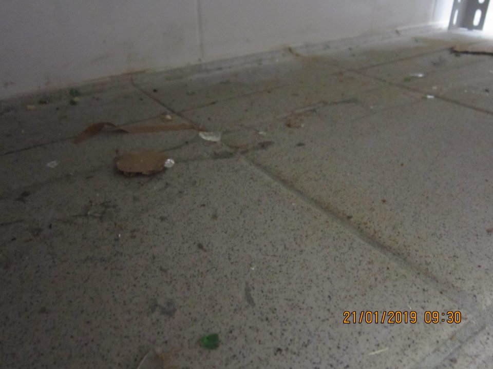 v sklade čistiacich potrieb znečistená odpadová šachta igelitmi, kartómni, mokrou vrstvou piesku a prachu, v sklade na skladovanie liehovín pod regálmi a paletami znečistená podlaha od kúskov skla, prachu, šupiek z cibule a zbytkov kartónov