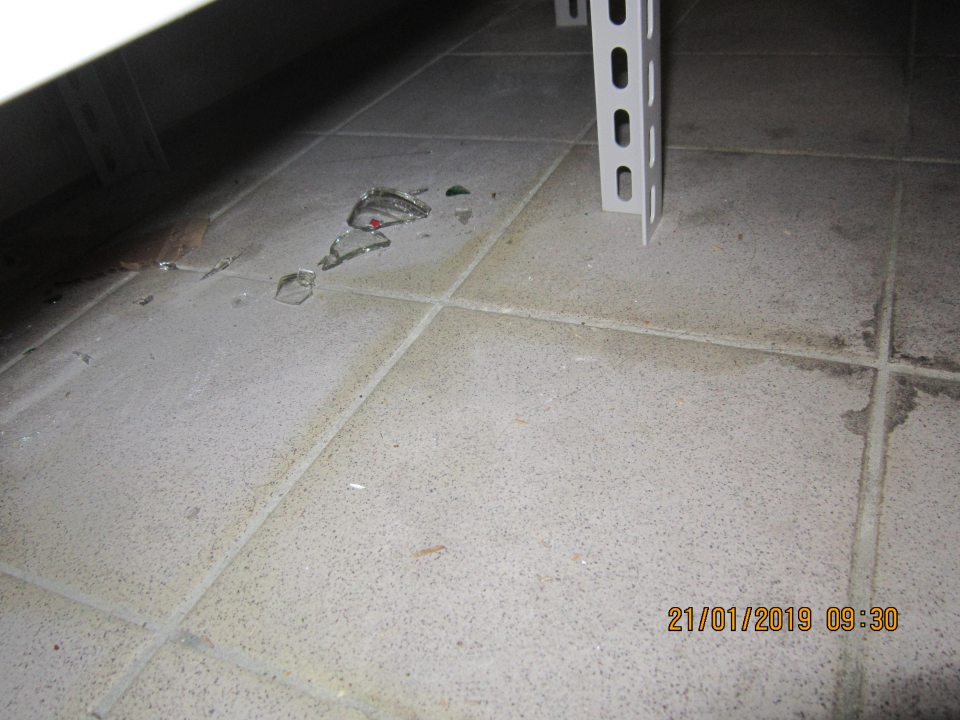 v sklade čistiacich potrieb znečistená odpadová šachta igelitmi, kartómni, mokrou vrstvou piesku a prachu, v sklade na skladovanie liehovín pod regálmi a paletami znečistená podlaha od kúskov skla, prachu, šupiek z cibule a zbytkov kartónov