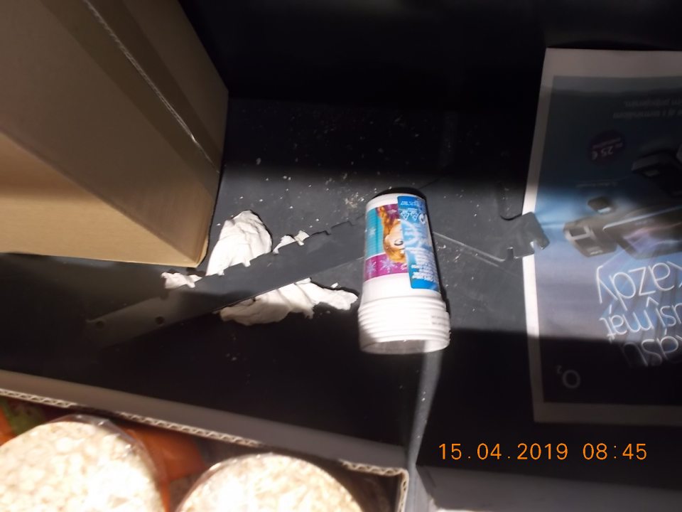 Znečistený regál na predajnej ploche.