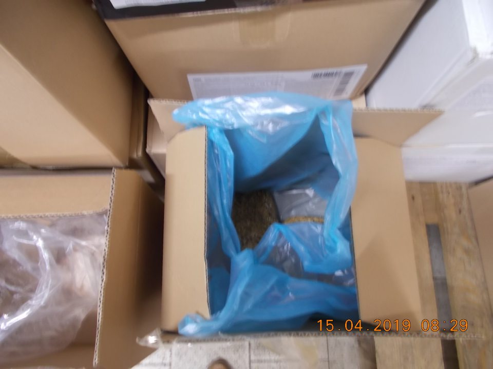 Pootvárané balenia hlbokozmrazeného pečiva na dopekanie.