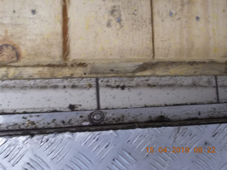 Znečistená podlaha pri vstupe do mraziaka.