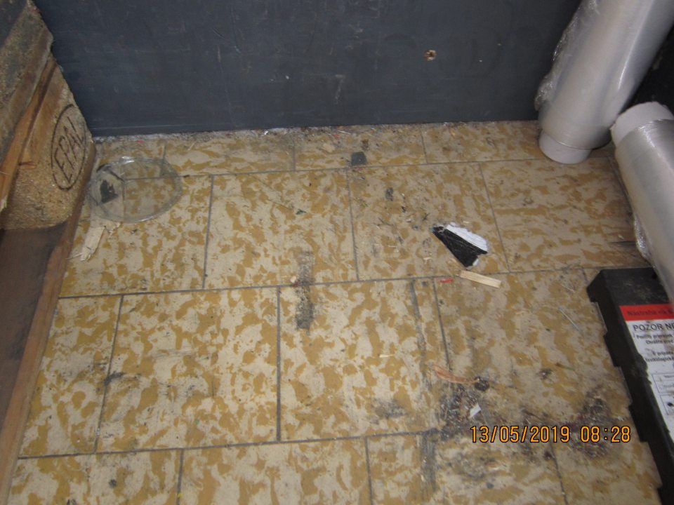 Nadmerné znečistenie podlahy v kútoch v okolí príjmovej rampy od prachu,plastov,úlomkov z paliet,kartónov