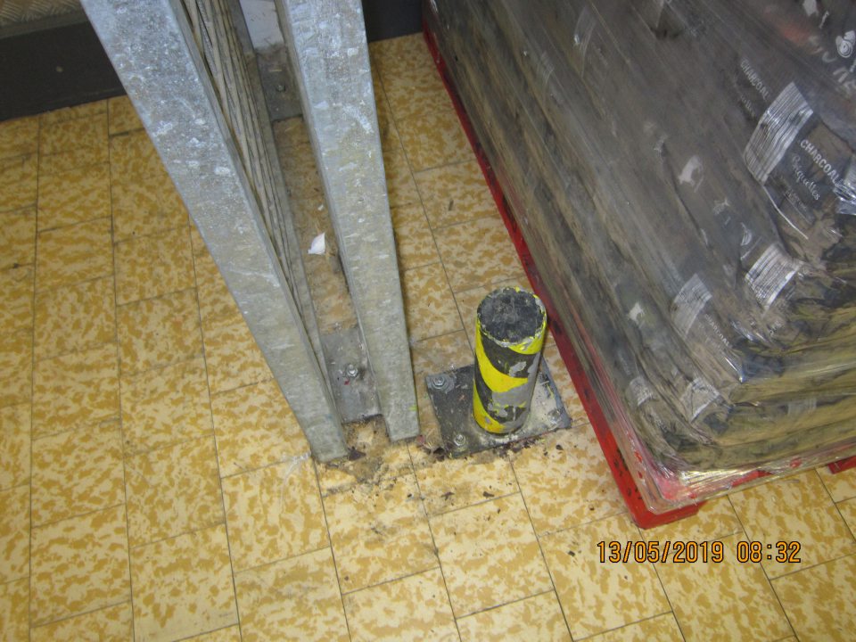 Znečistená podlaha okolo mreže do príjmovej zóny