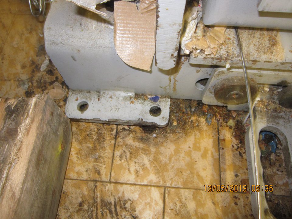 Zaschnutá čierna špina,rôzne čierne nečistoty v okolí lisu na kartóny