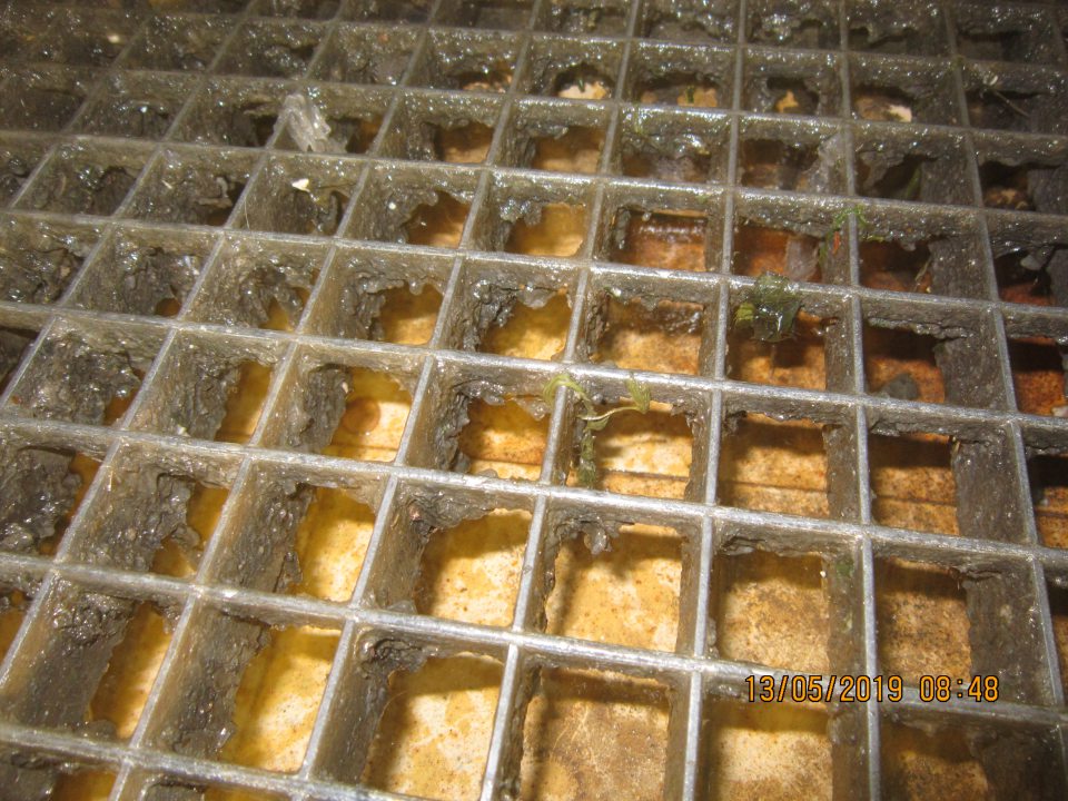 Znečistené mreže nad výlevkou od mokrého prachu a chuchvalcov špiny