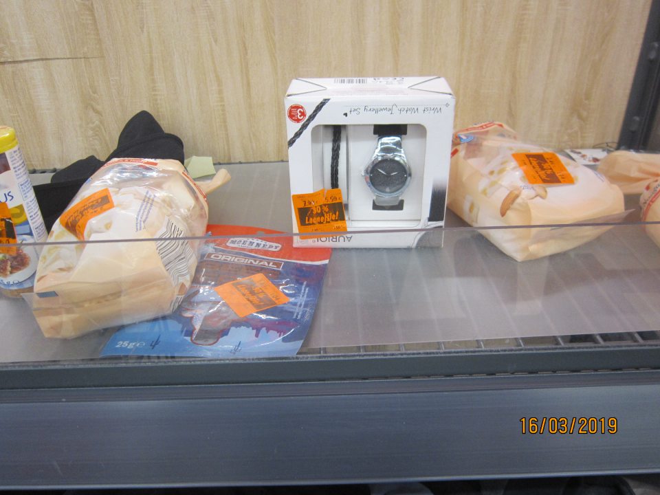 Skladovanie nezlučiteľných druhov výrobkov na predajnej ploche.