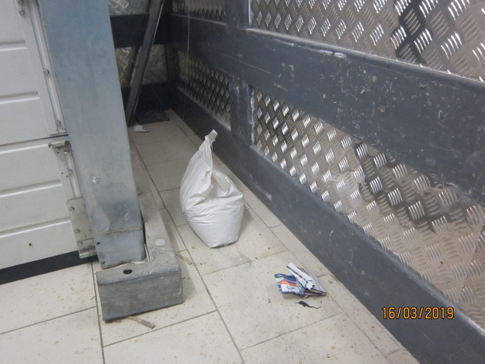 	špinavá podlaha v skladových priestoroch.