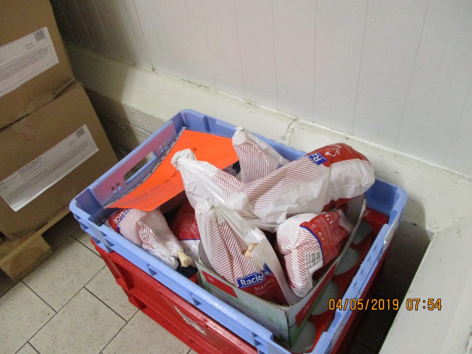 Potraviny s poškodeným obalom uchovávané v nevhodných kontajneroch. 