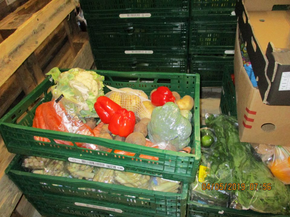 Potraviny s poškodeným obalom uchovávané v nevhodných kontajneroch.