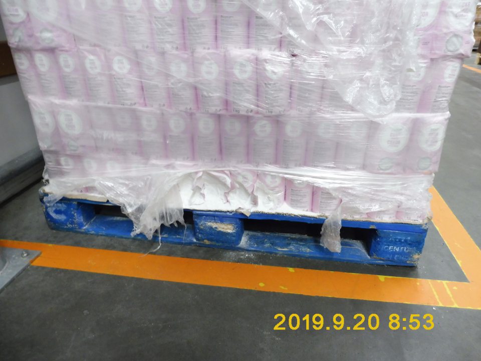 Poškodené obaly potravín.