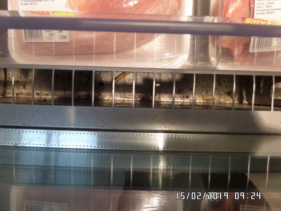 	V chladiacich boxoch je znečistený priestor pod mriežkami. 
