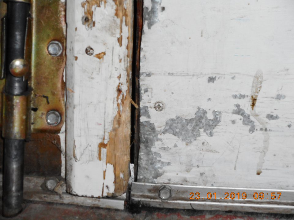 Poškodené dvere, nezabezpečené voči vnikaniu škodcov z vonkajšieho prostredia.