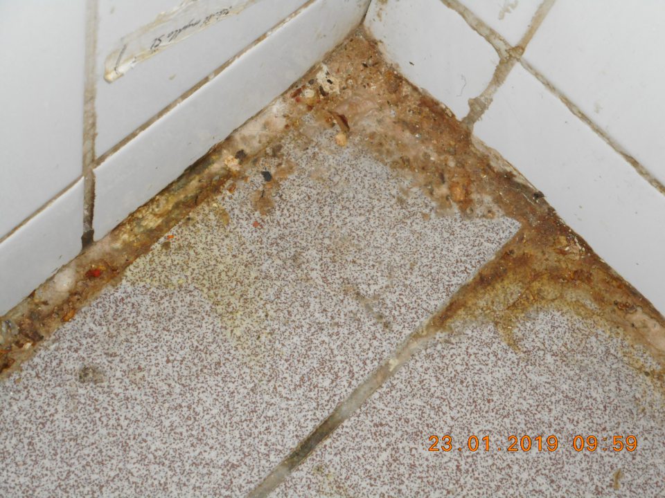 Znečistená podlaha v skladových priestoroch.