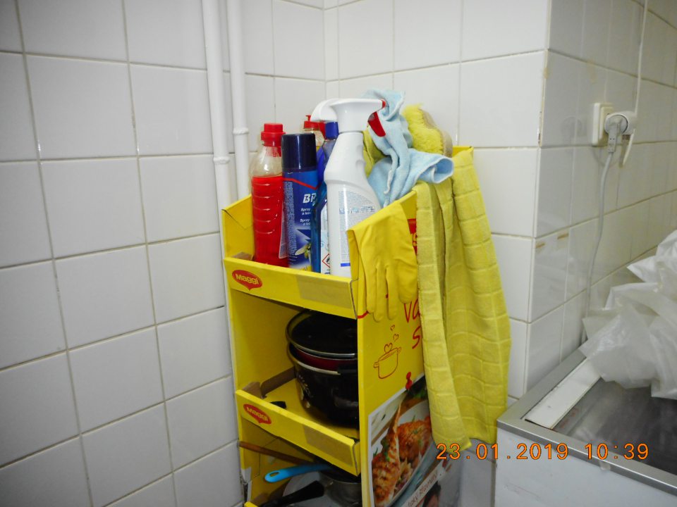 Skladovanie čistiacich a dezinfekčných prostriedkov v prípravovni mäsových výrobkov.