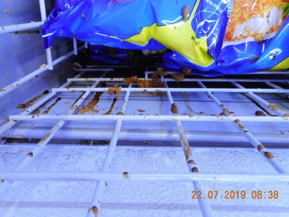 Znečistený mraziaci box na predajnej ploche.