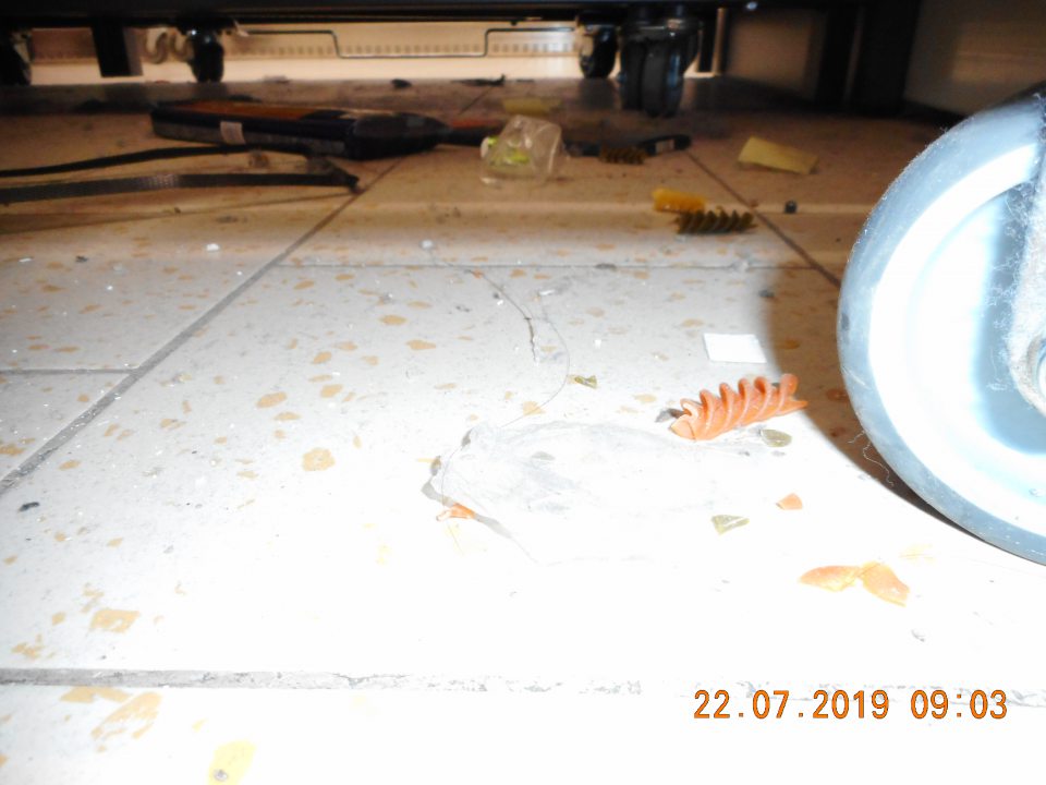 Znečistená podlaha na predajnej ploche.