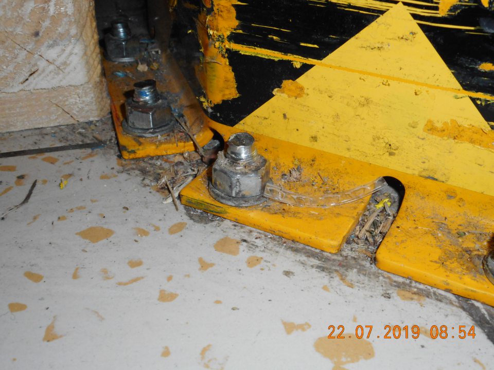 Znečistená podlaha v skladovacích priestoroch.