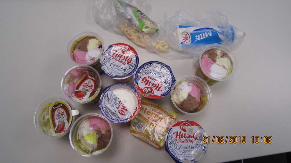 Predaj potravín s porušeným obalom.