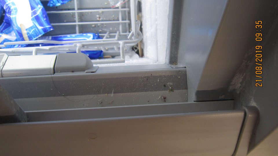 Mraziace zariadenie silne znečistené.