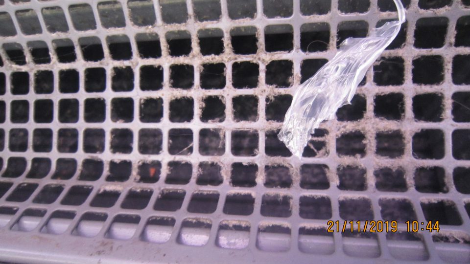 Mriežka a priestor pod mriežkou chladiaceho zariadenia silne znečistené.