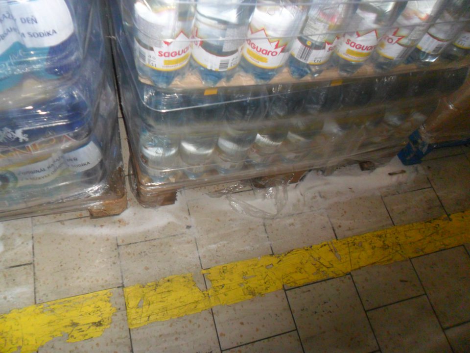 Podlaha v skladovom priestore znečistená.