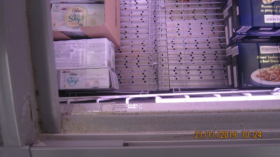 Mraziace zariadenie silne znečistené.