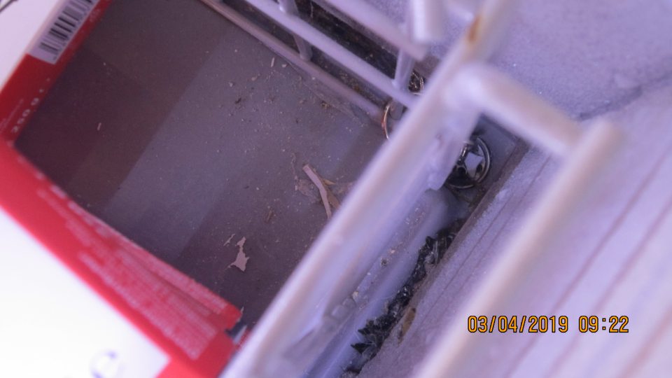 Úložné plochy mraziacich zariadení znečistené mechanickými nečistotami a prachom.