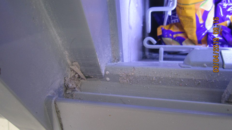 Vodiace lišty chladiacich a mraziacich zariadení znečistené mechanickými nečistotami a prachom. 
