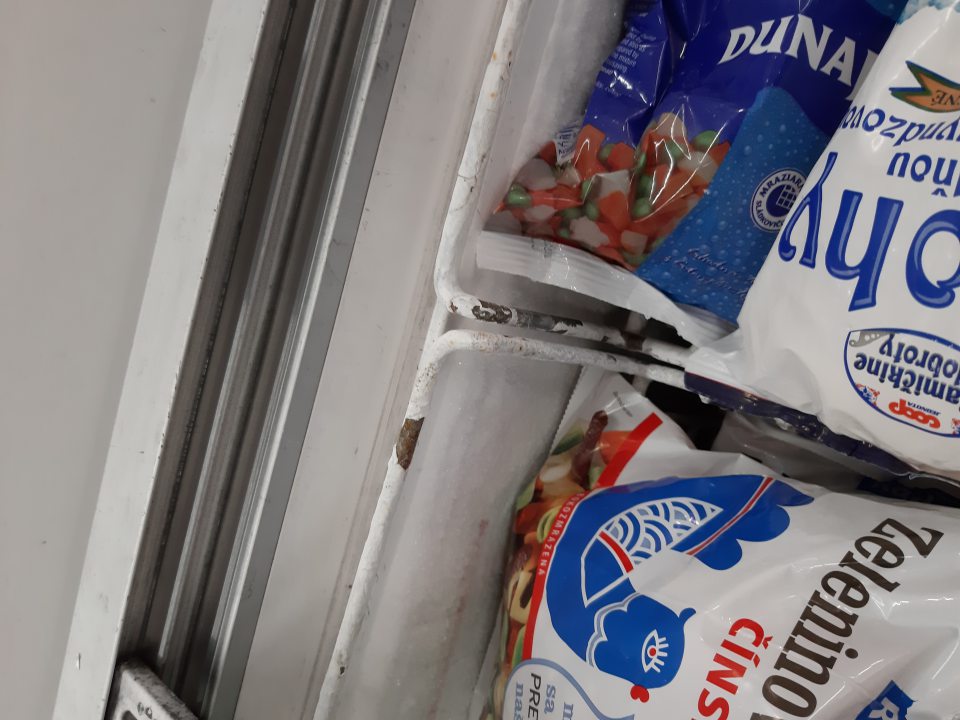 Porušená celistvosť úložných košov - korózia.
