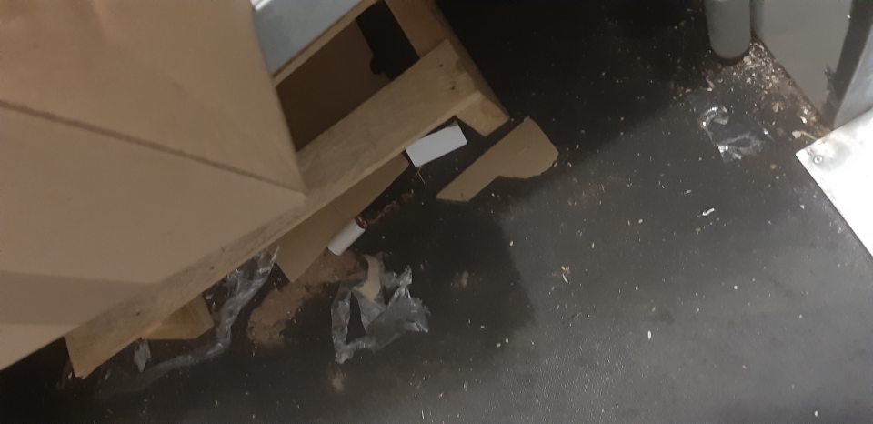 Znečistená podlaha v mraziacom boxe v sklade.