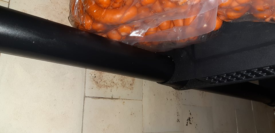 Znečistené obkladačky s výskytom plesne v chladiacom boxe s mäsovými výrobkami.