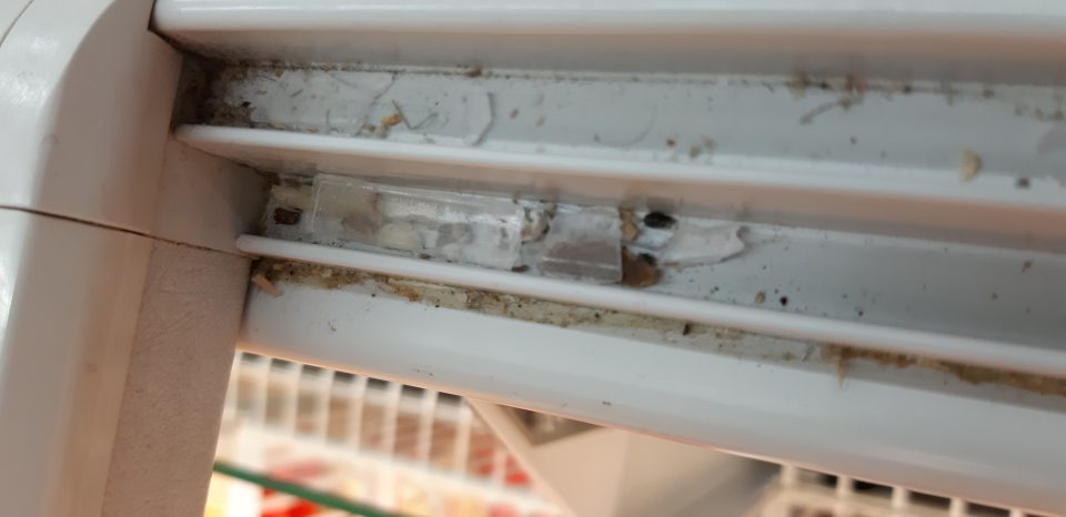 V mraziacich vitrínach znečistené systémy uzatvárania.