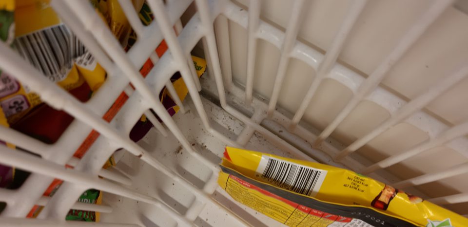 V mraziacich vitrínach s uskladnenými rybami, polotovarmi, zeleninou, mrazenými krémami - znečistené úložné plochy.