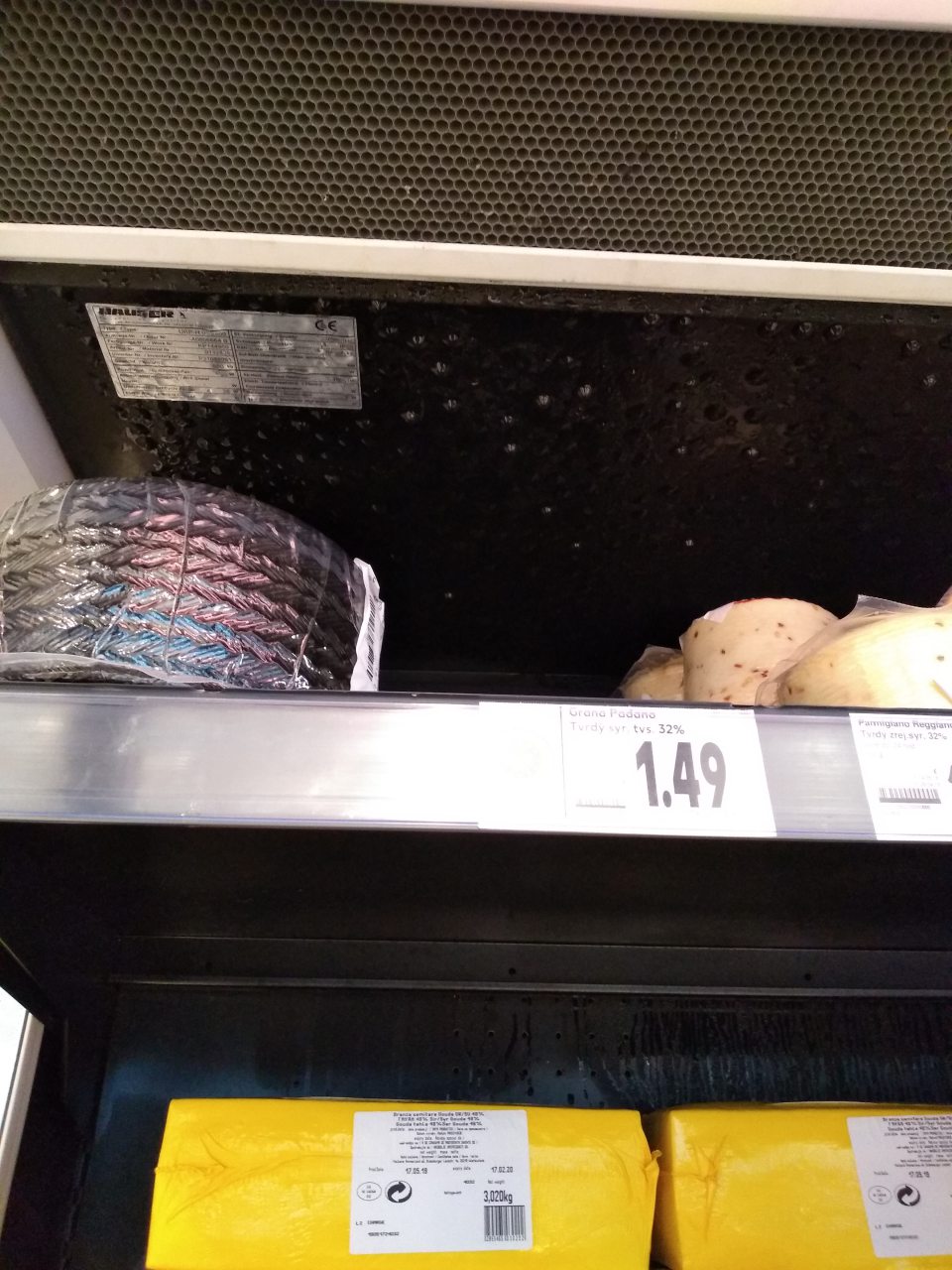 V chladiacich vitrínach s uloženými syrmi - značný kondenzát v hornej a zadnej časti vitríny - syry uložene v kondenzovanej vode.