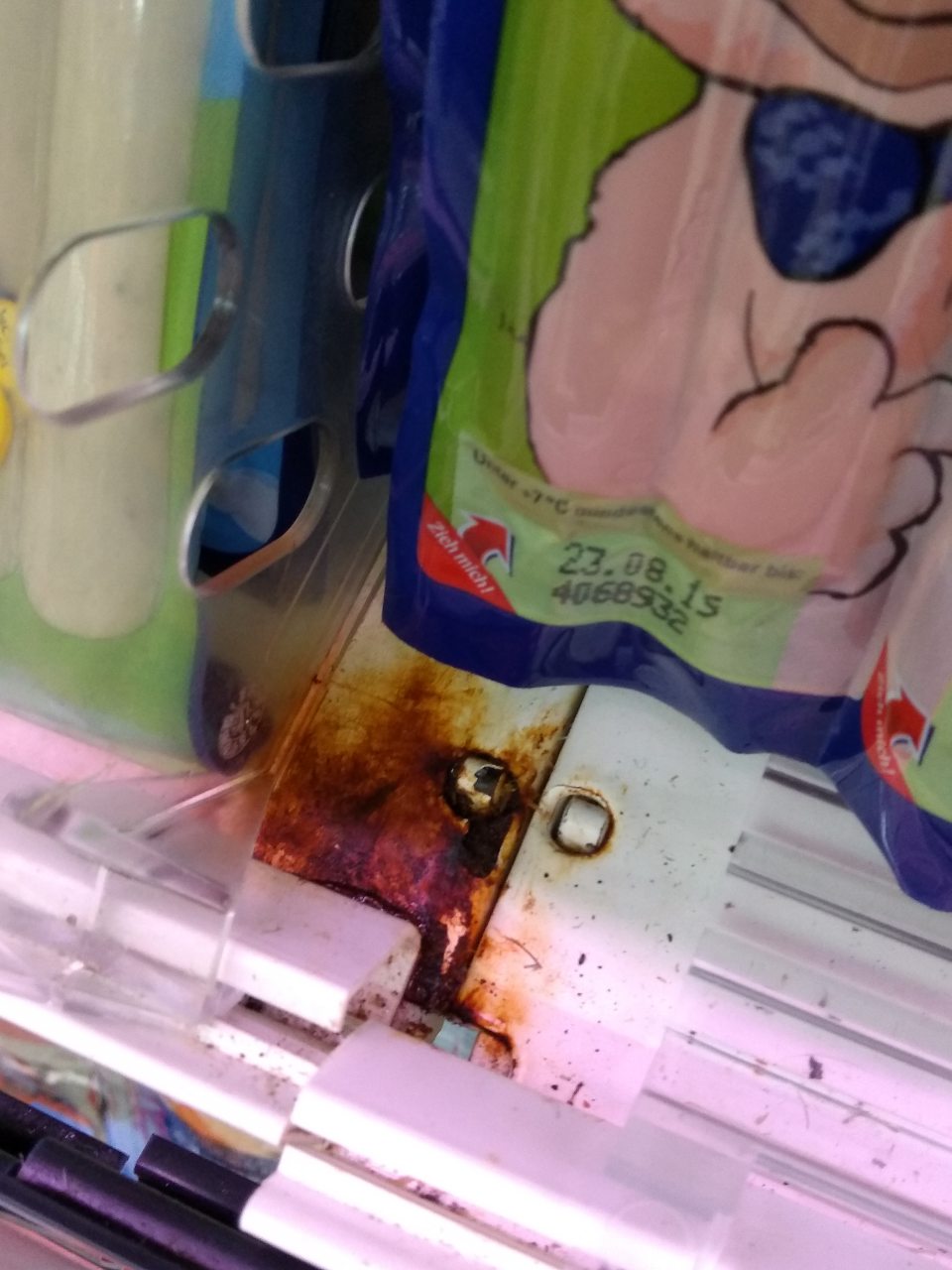 V chladiacej vitríne mäsových výrobkov znečistený úložný regál.