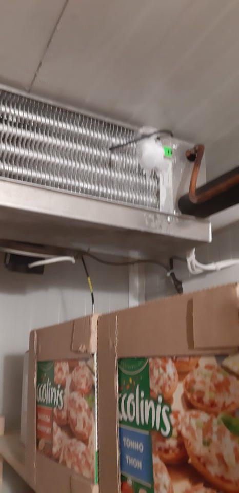 V mraziacom boxe značná námraza v okolí mraziacej jednotky.