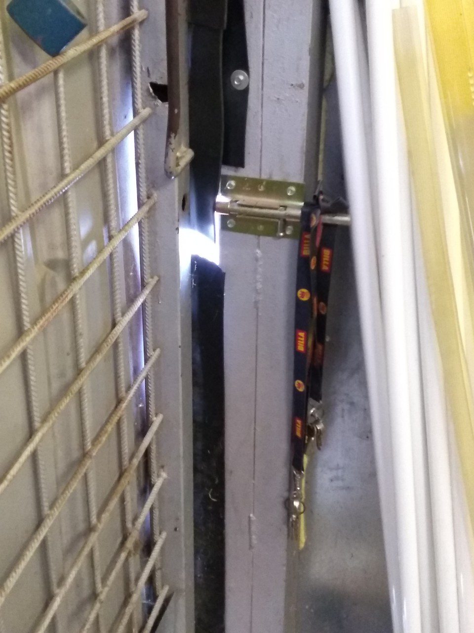 V skladových priestoroch poškodené plastové zábrany proti vnikaniu škodcov v okolí dverí.