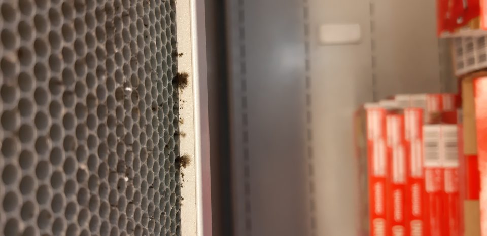 V chladiacich vitrínach mliečnych výrobkov - znečistené priestory v hornej časti mriežky a v jej okolí s výskytom plesne.